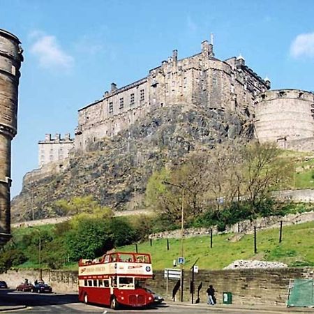 Joivy Unique Old Town Stay Under Edinburgh Castle Exterior photo