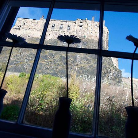 Joivy Unique Old Town Stay Under Edinburgh Castle Exterior photo