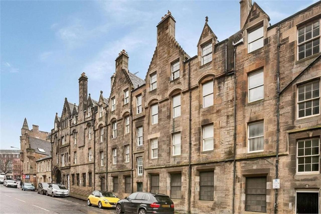 Joivy Unique Old Town Stay Under Edinburgh Castle Exterior photo