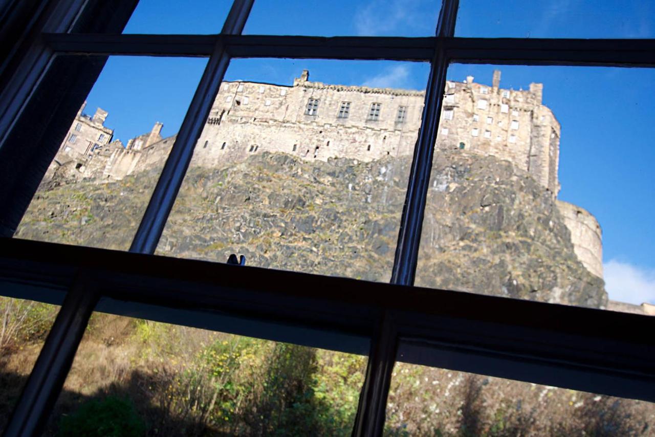 Joivy Unique Old Town Stay Under Edinburgh Castle Exterior photo