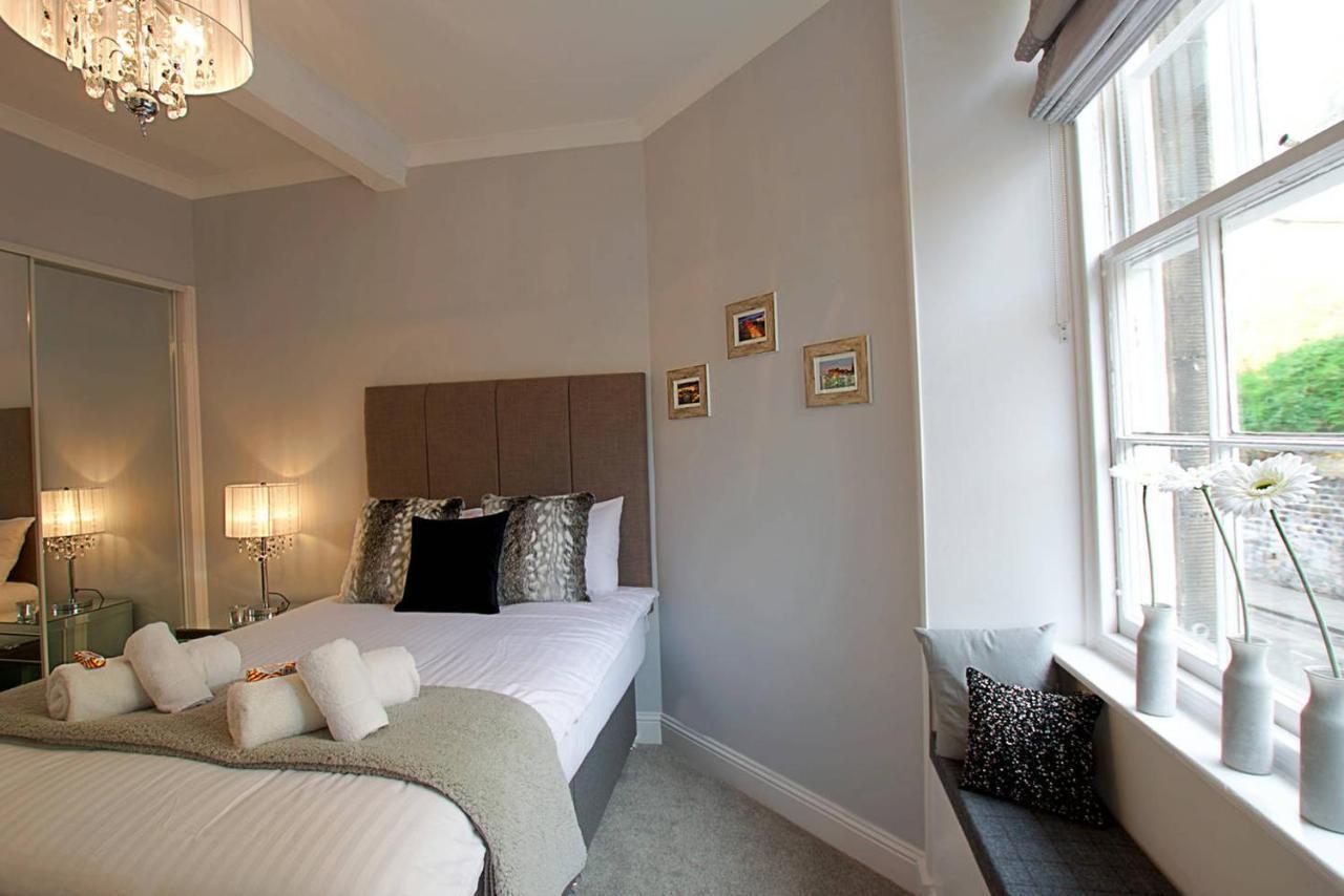 Joivy Unique Old Town Stay Under Edinburgh Castle Exterior photo