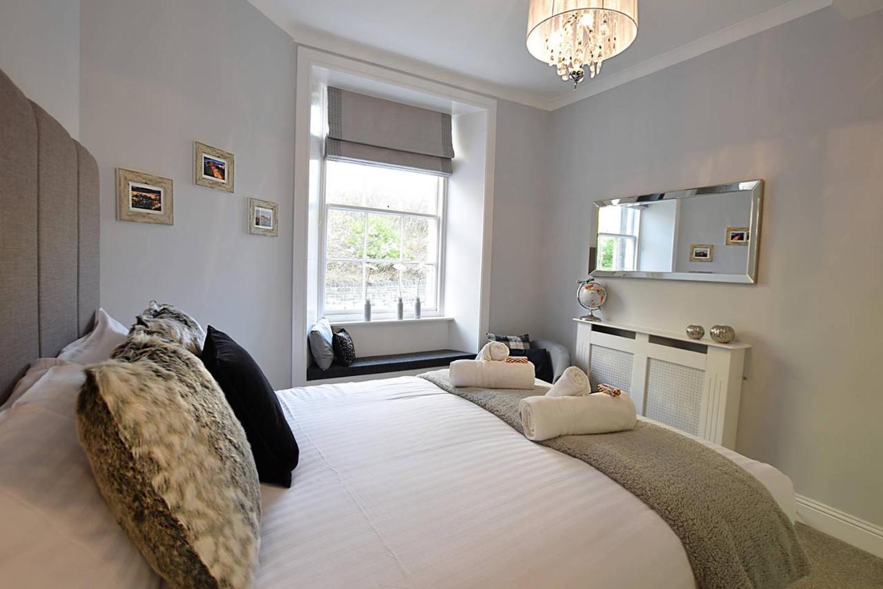 Joivy Unique Old Town Stay Under Edinburgh Castle Exterior photo