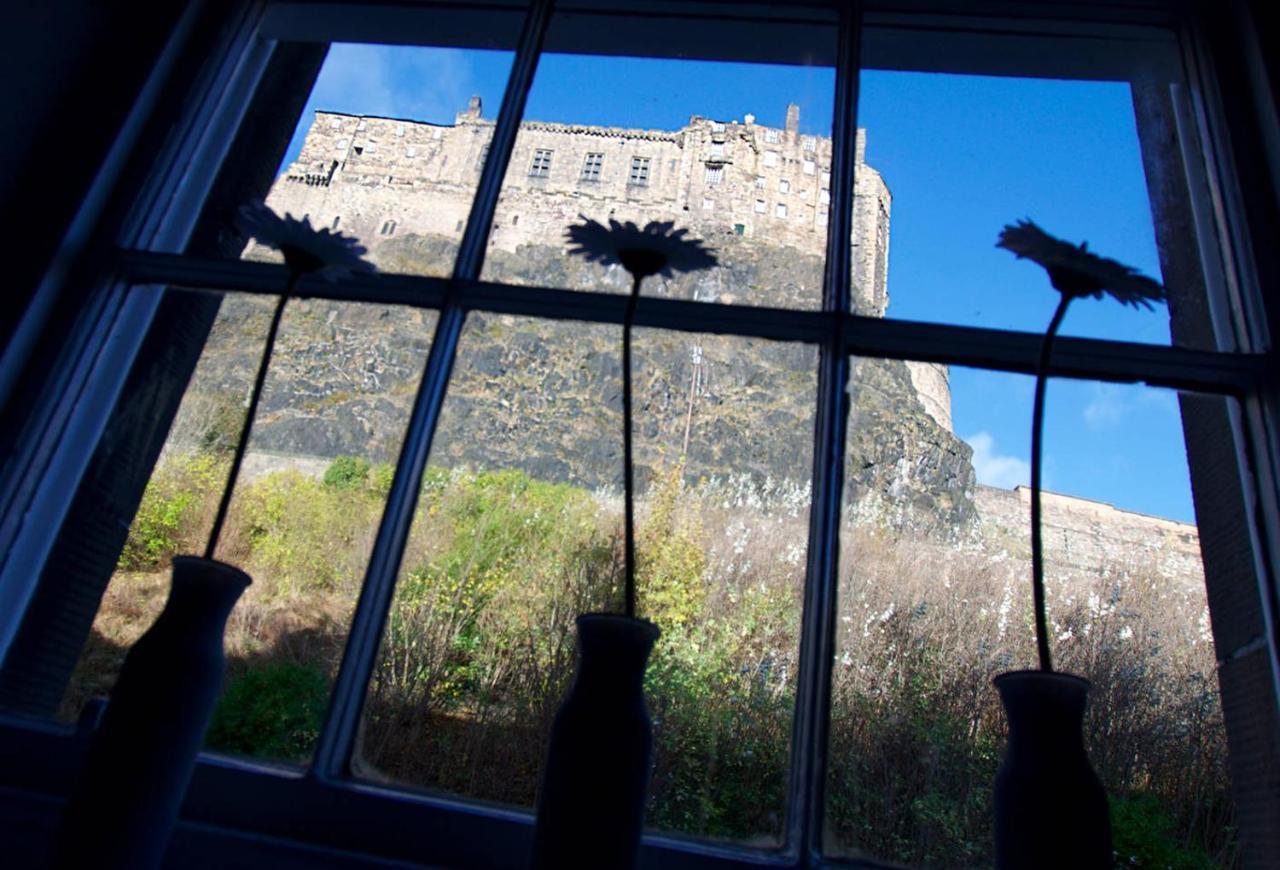 Joivy Unique Old Town Stay Under Edinburgh Castle Exterior photo